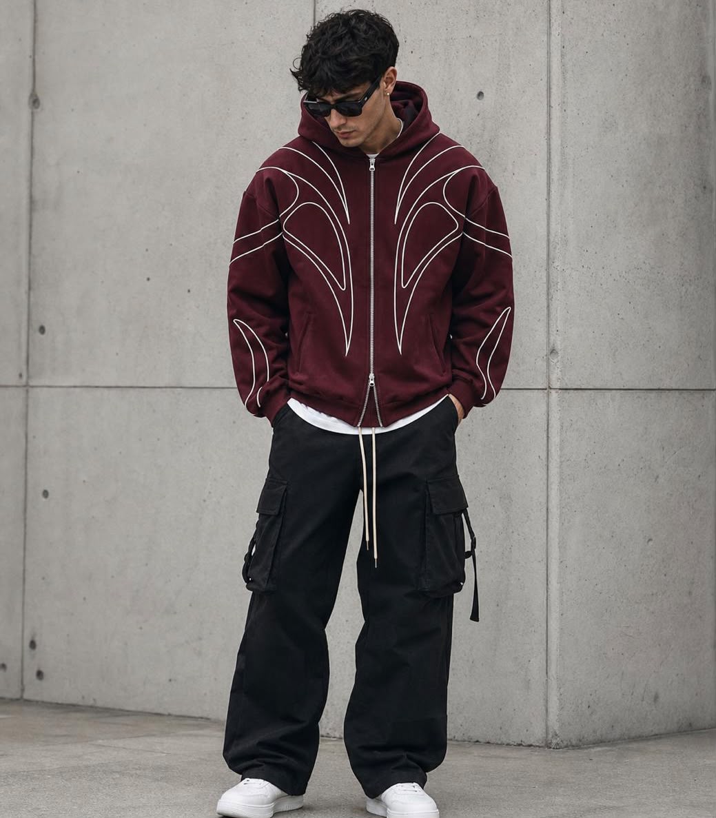 Sudadera con capucha y bordado, de estilo urbano, corte holgado y tendencia actual.