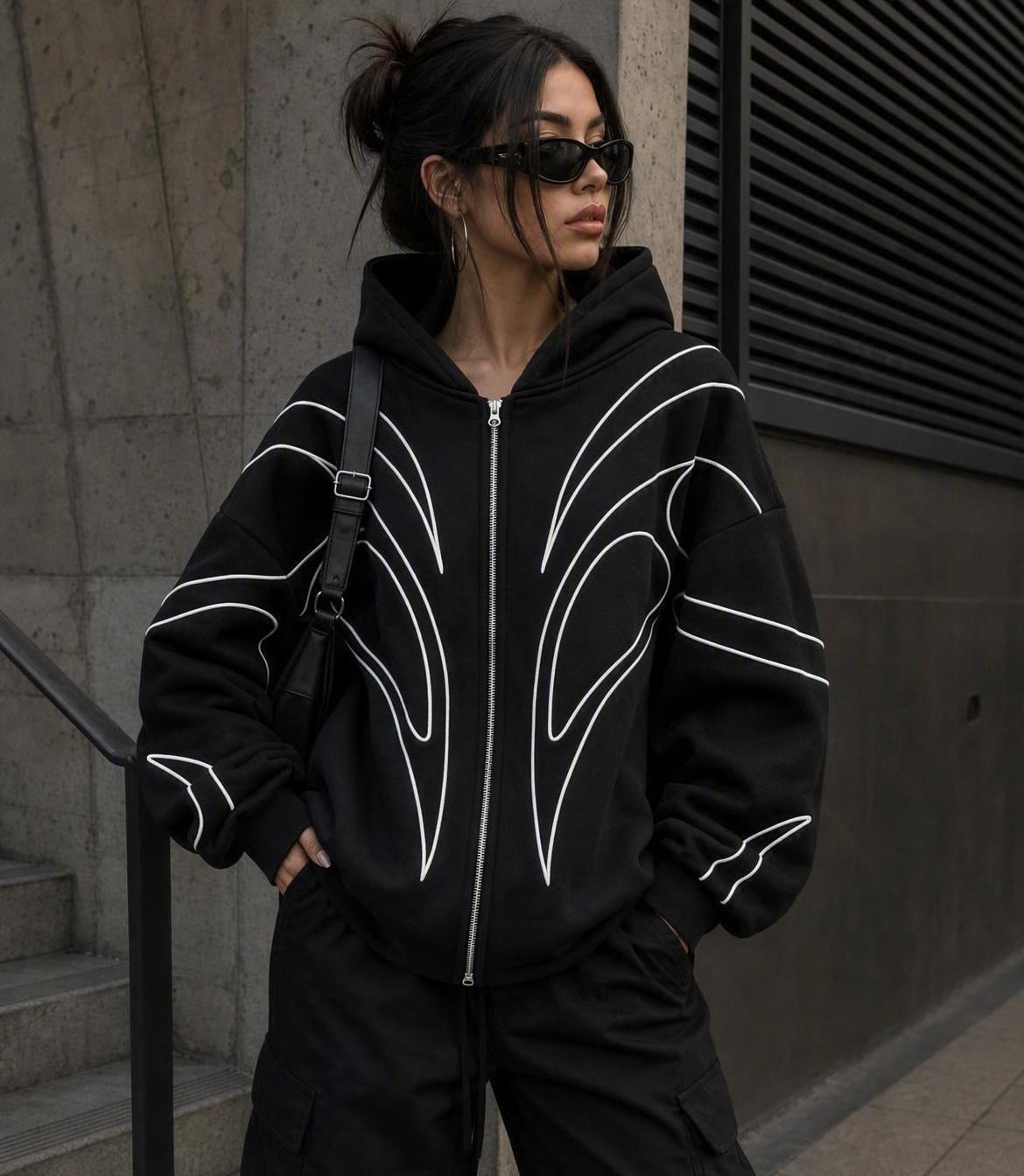 Sudadera con capucha y bordado, de estilo urbano, corte holgado y tendencia actual.